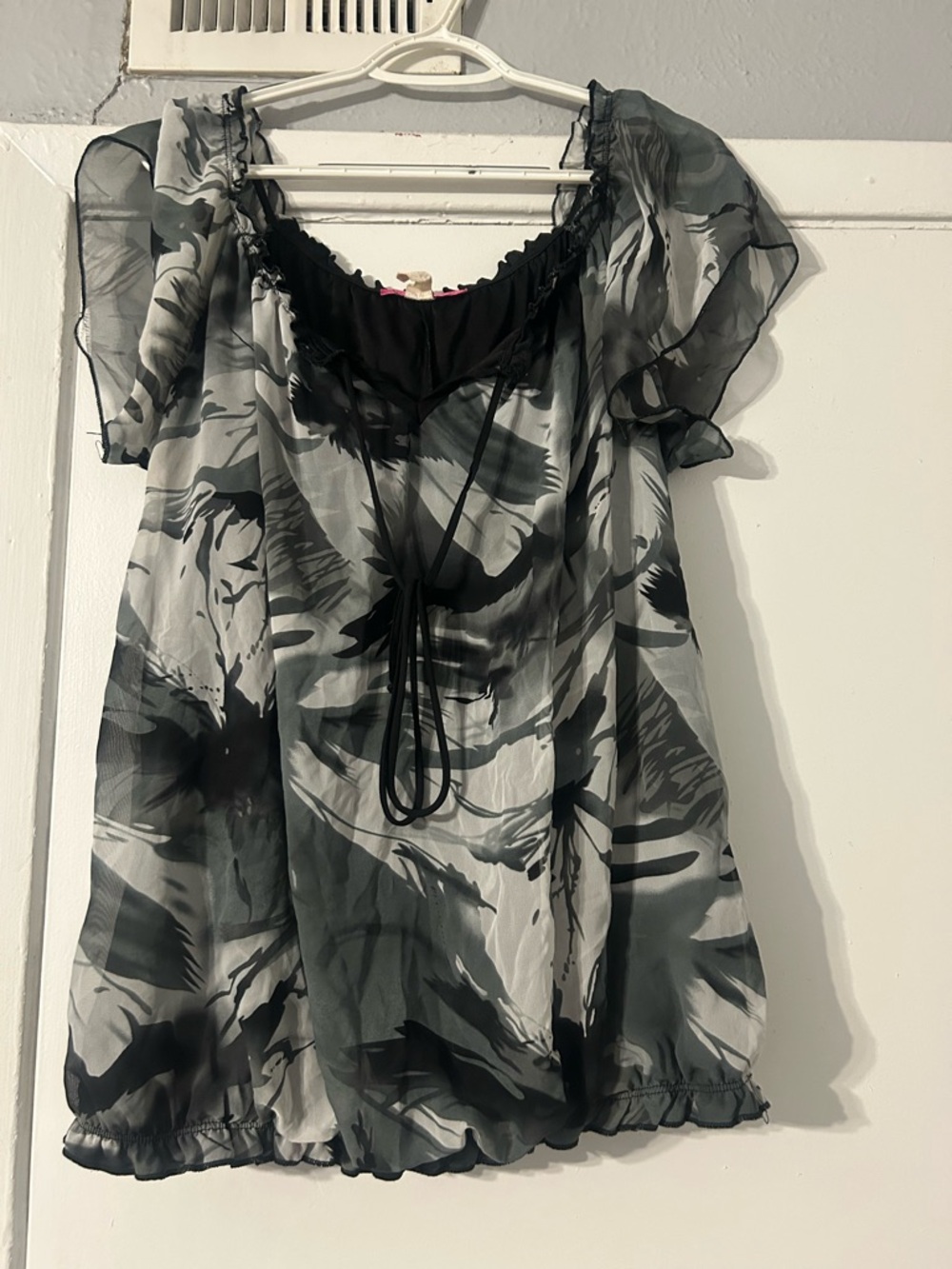 julie's closet Black & Gray Sheer Printed Peasant Blouse